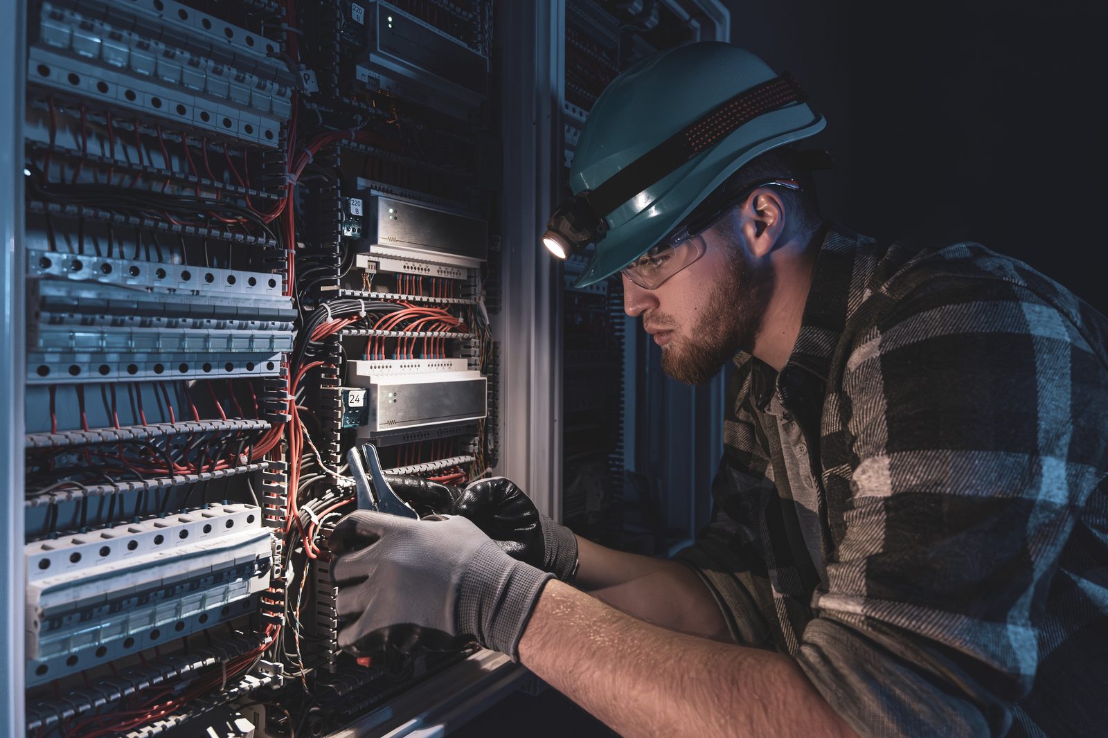 &Eacute;lectricien Pixii sur tableau &eacute;lectrique en data center